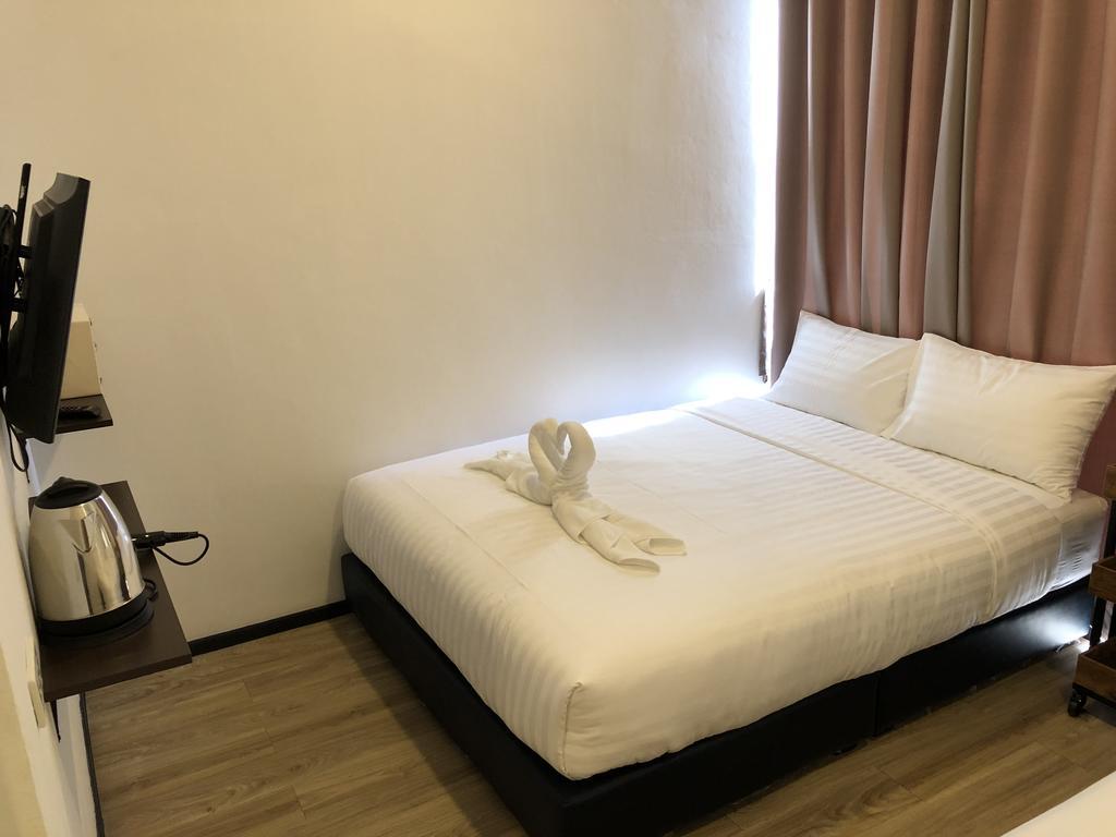 Glur Phuket Patong Beach Bagian luar foto